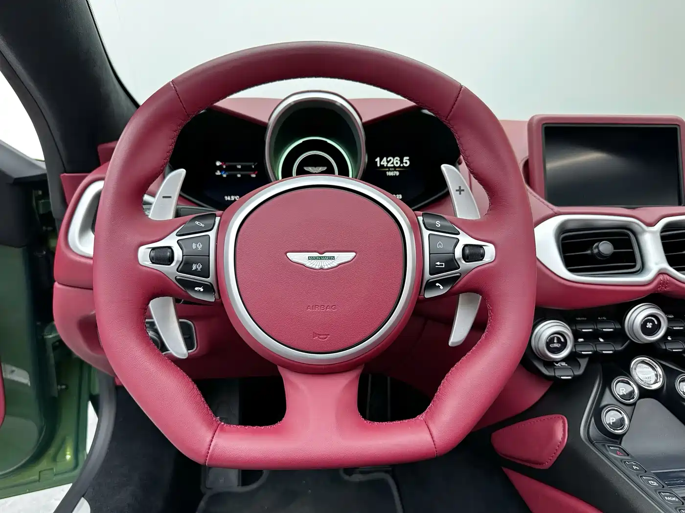 ASTON MARTIN V8 VANTAGE