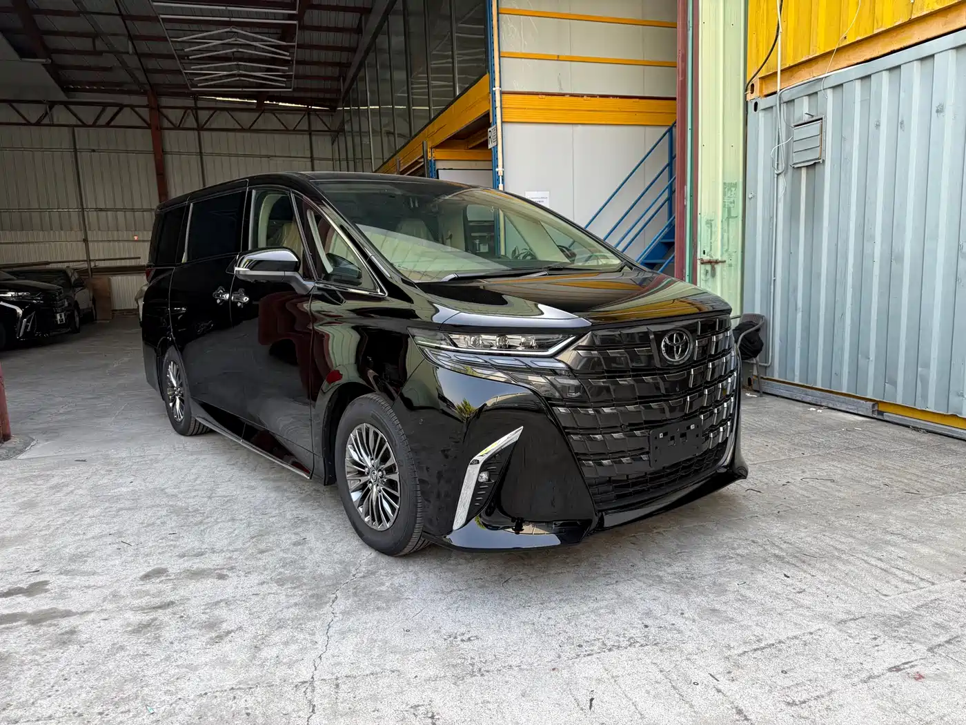 Toyota Alphard 2025 Hybrid 2.5L Ultimate Gold Edition фото 3