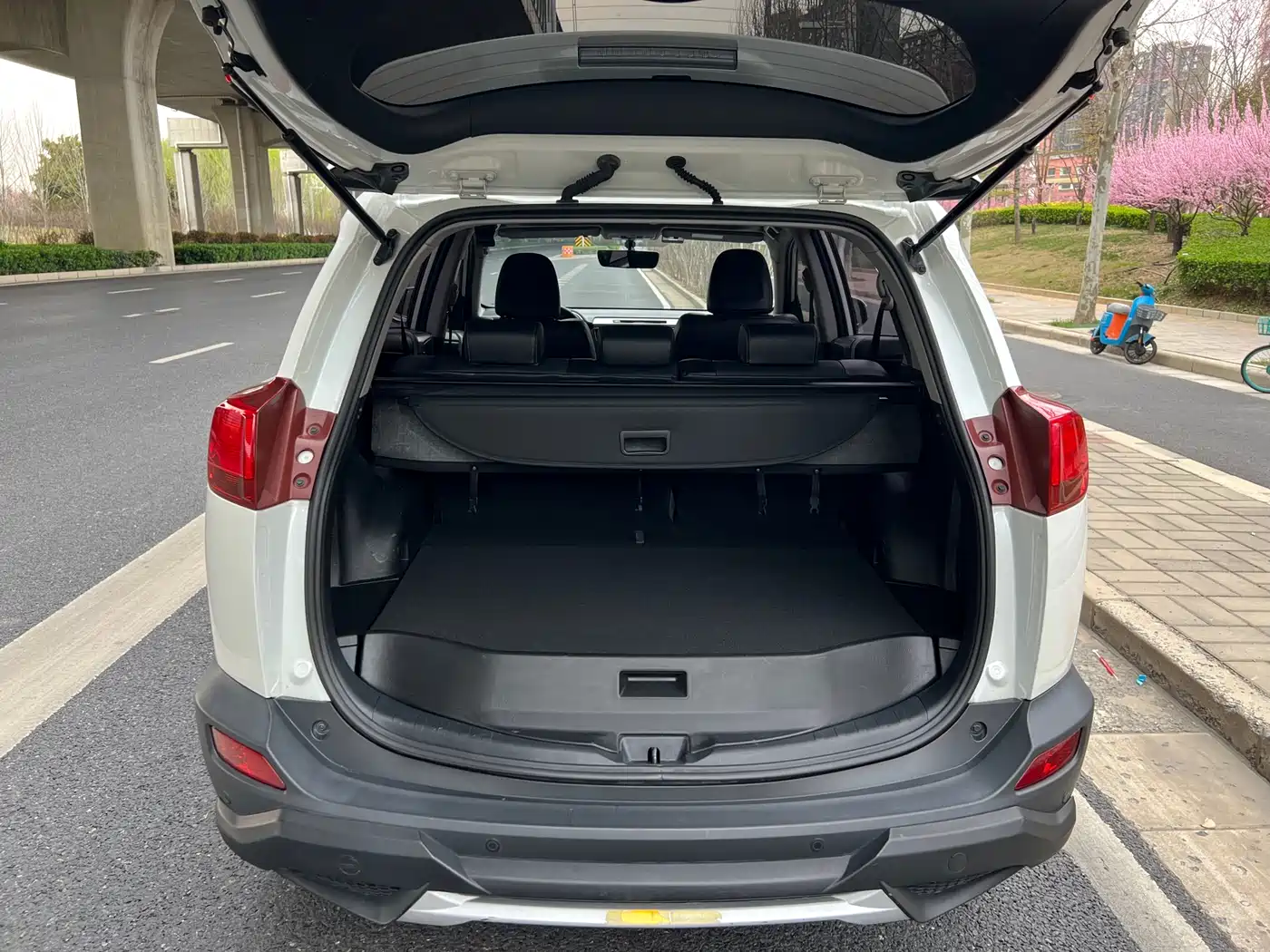 Toyota RAV4 Rongfang 2015 2.0L CVT 4WD Pioneer Edition фото 26