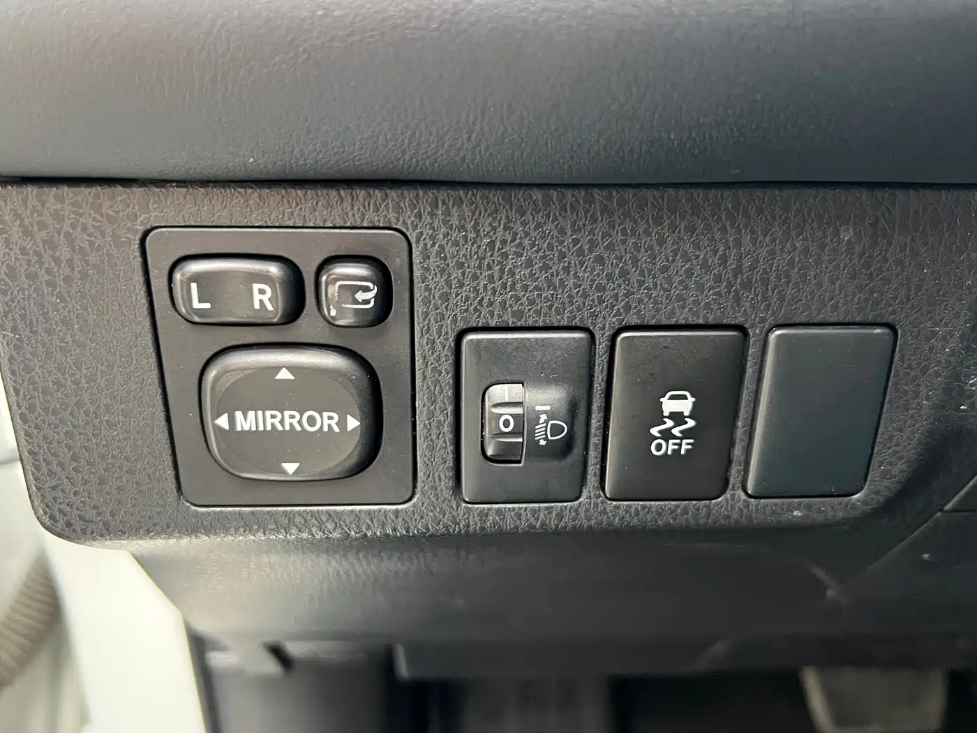 Toyota RAV4 Rongfang 2015 2.0L CVT 4WD Pioneer Edition фото 18