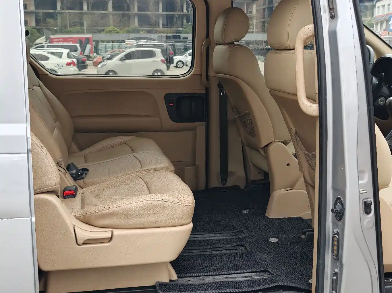 Hyundai H-1 Grand Starex 2011 2.4L Luxury Edition фото 14