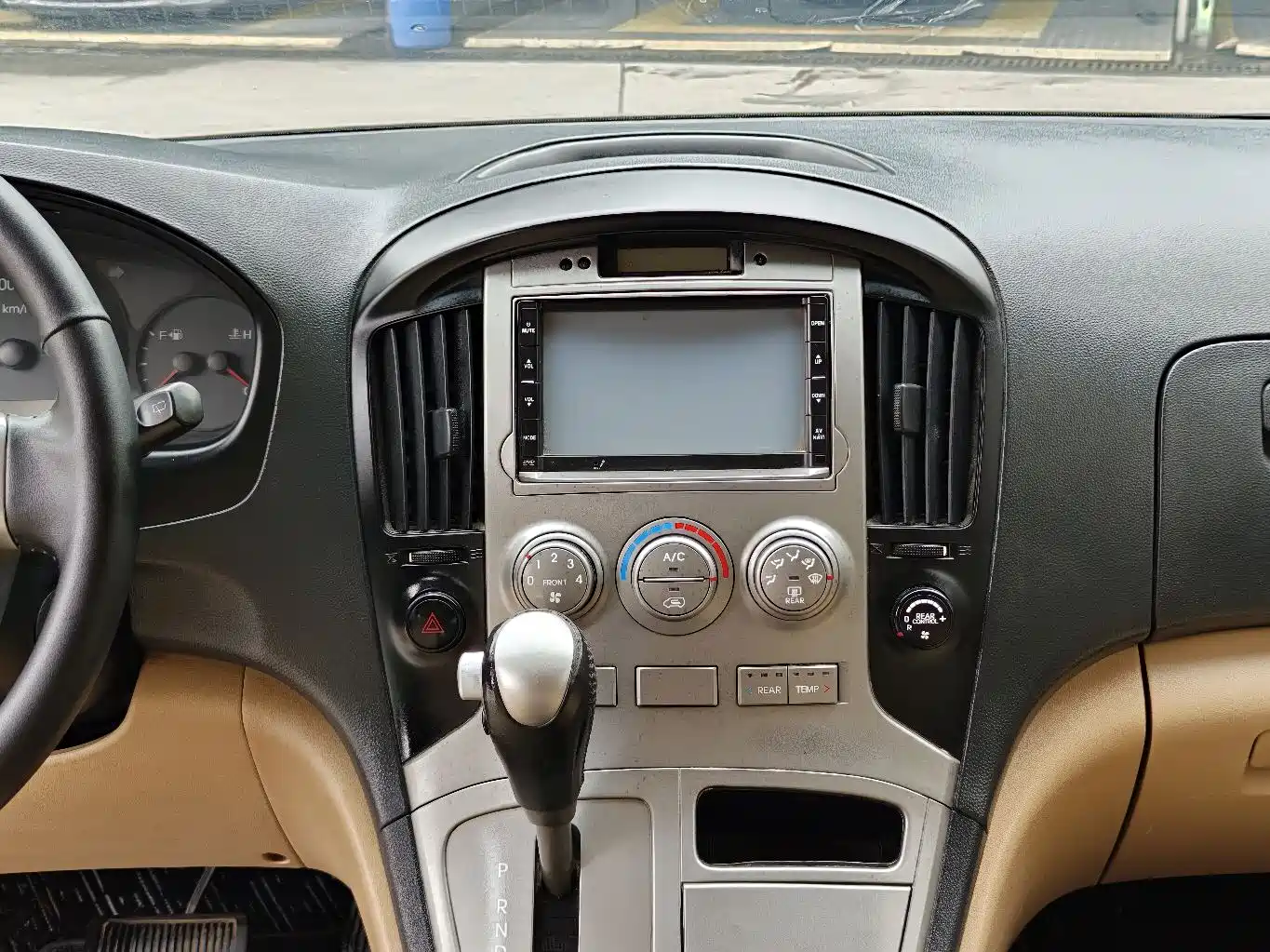 Hyundai H-1 Grand Starex 2011 2.4L Luxury Edition фото 8
