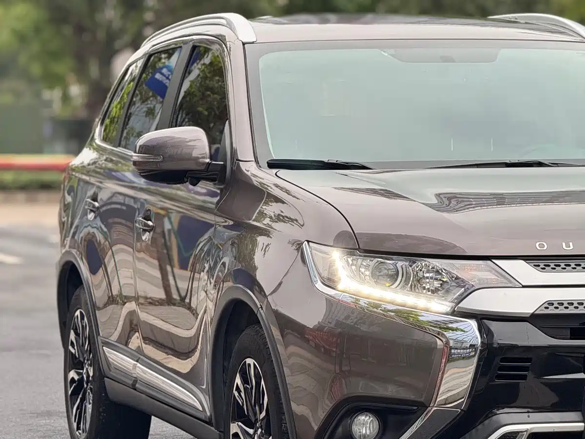 MITSUBISHI OUTLANDER