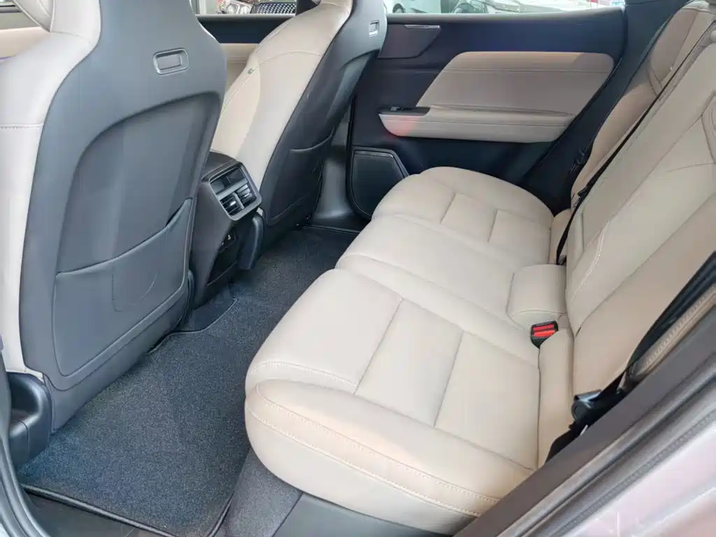 Volvo XC70 Plug-in Hybrid 2026 2025 Standard