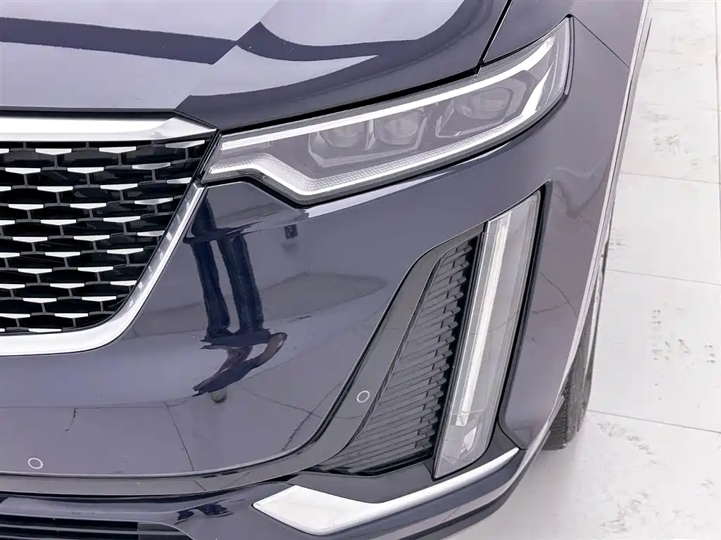 CADILLAC XT6