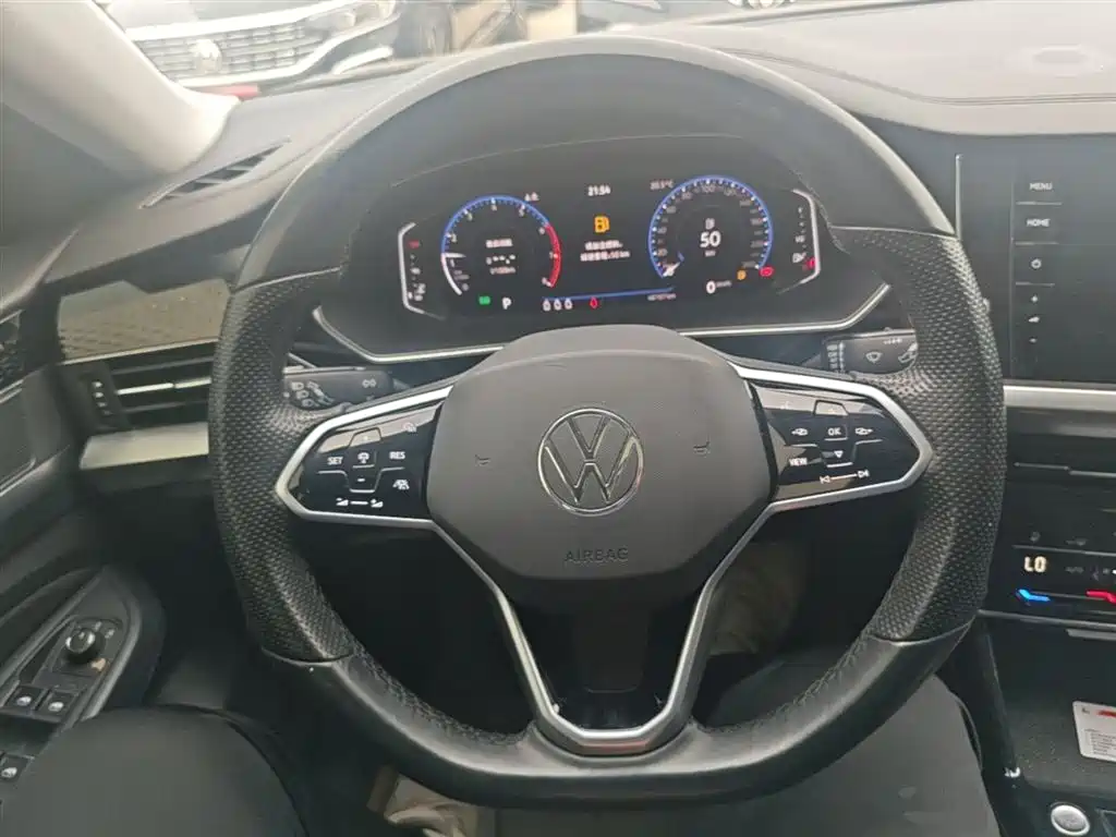 Volkswagen Passat 2022 330TSI Luxury Edition фото 11
