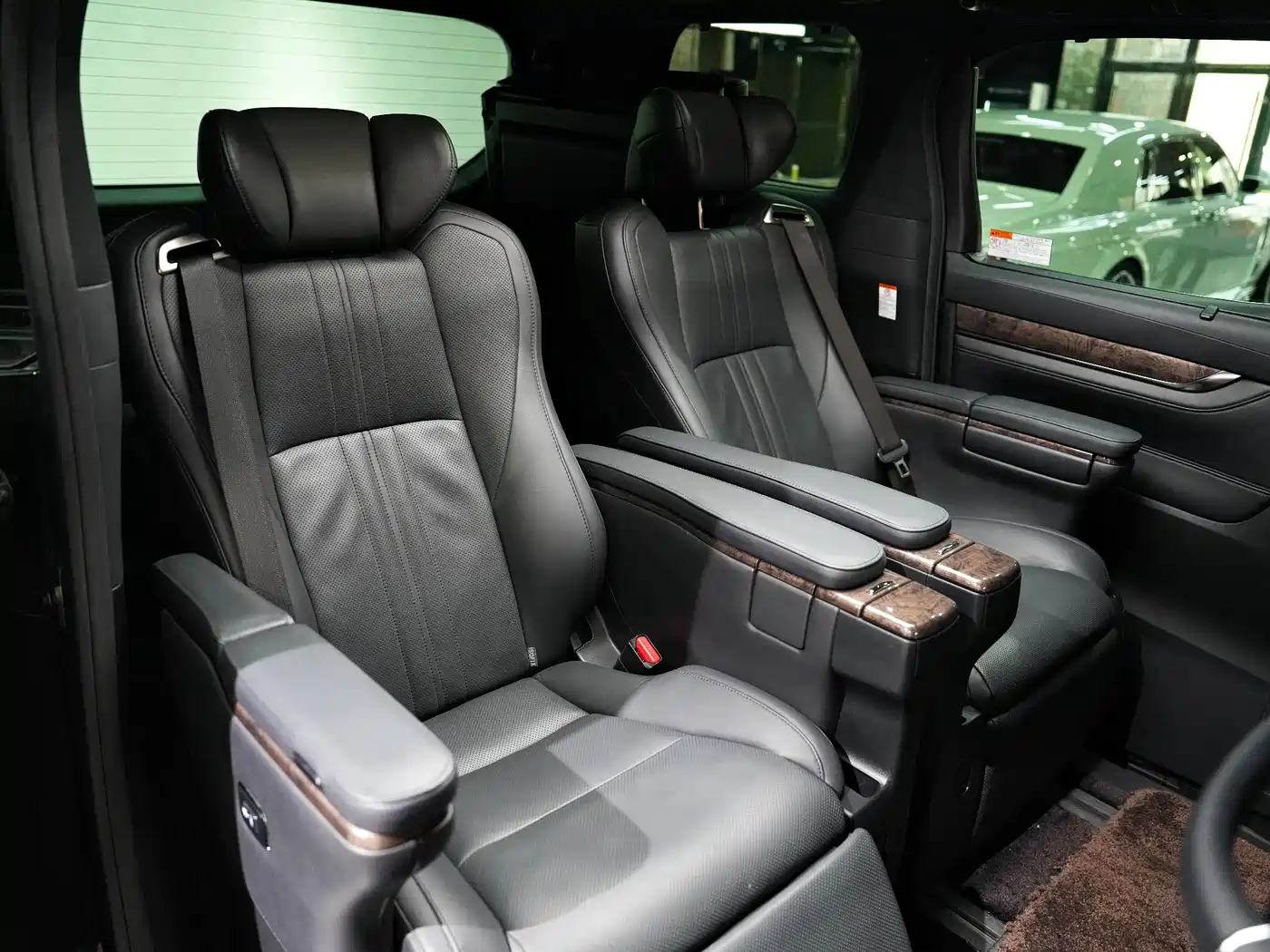 Toyota Alphard 2021 Hybrid 2.5L Ultimate фото 29