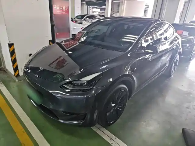 Tesla Model Y 2024