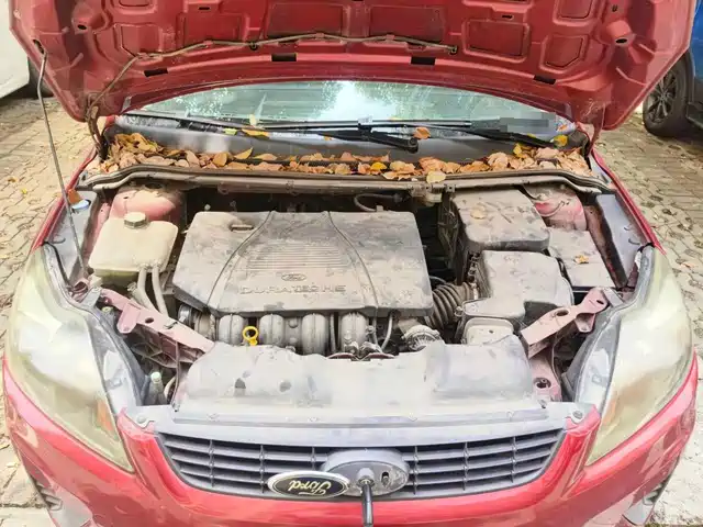 Ford Focus 2012 Hatchback Classic 1.8L Manual Base — фото 3