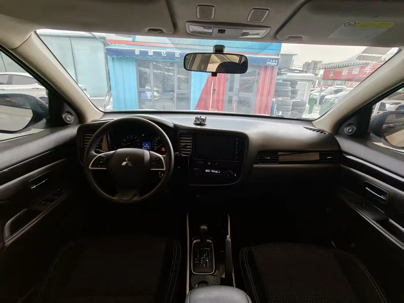 MITSUBISHI OUTLANDER