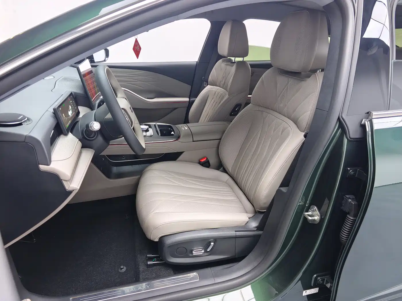 Geely Galaxy Galaxy Xingyao 8 2025 130km EM-i Premium Edition фото 7