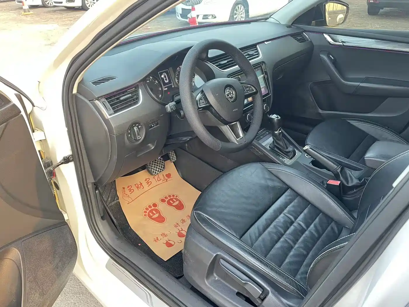 Škoda Octavia 2017 1.6L Auto QianXing фото 8