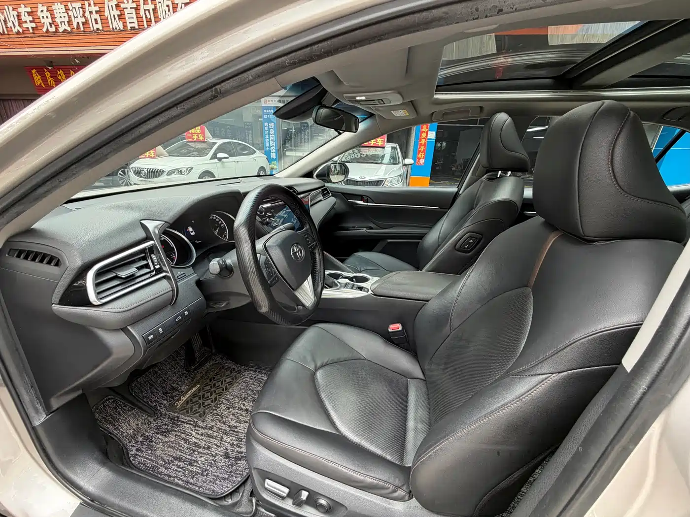 Toyota Camry 2018 Hybrid 2.5HG Luxury Edition фото 7