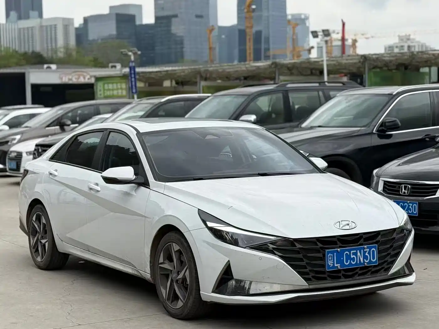 Hyundai Elantra 2021 1.5L CVT LUX Premium Edition фото 3