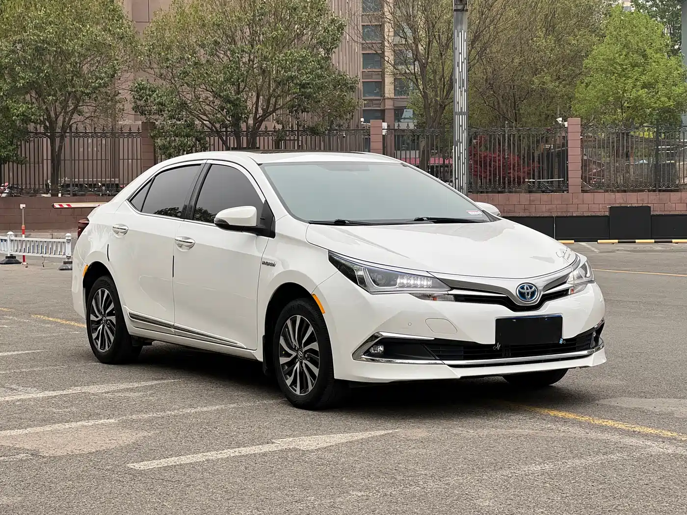 Toyota Corolla 2018 Hybrid 1.8L E-CVT Smart Edition фото 3