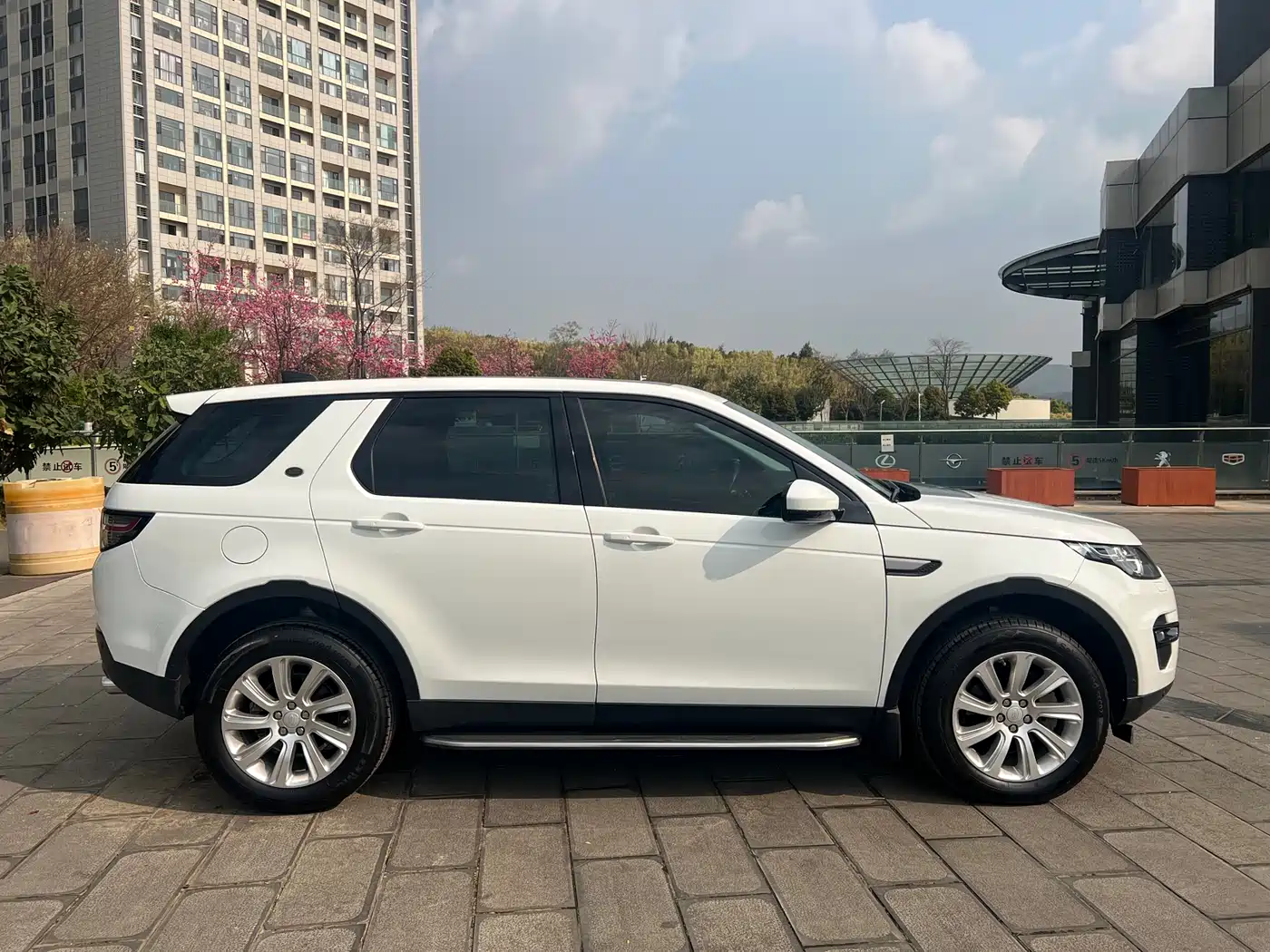Land Rover Discovery Sport 2018 240PS SE Edition фото 9