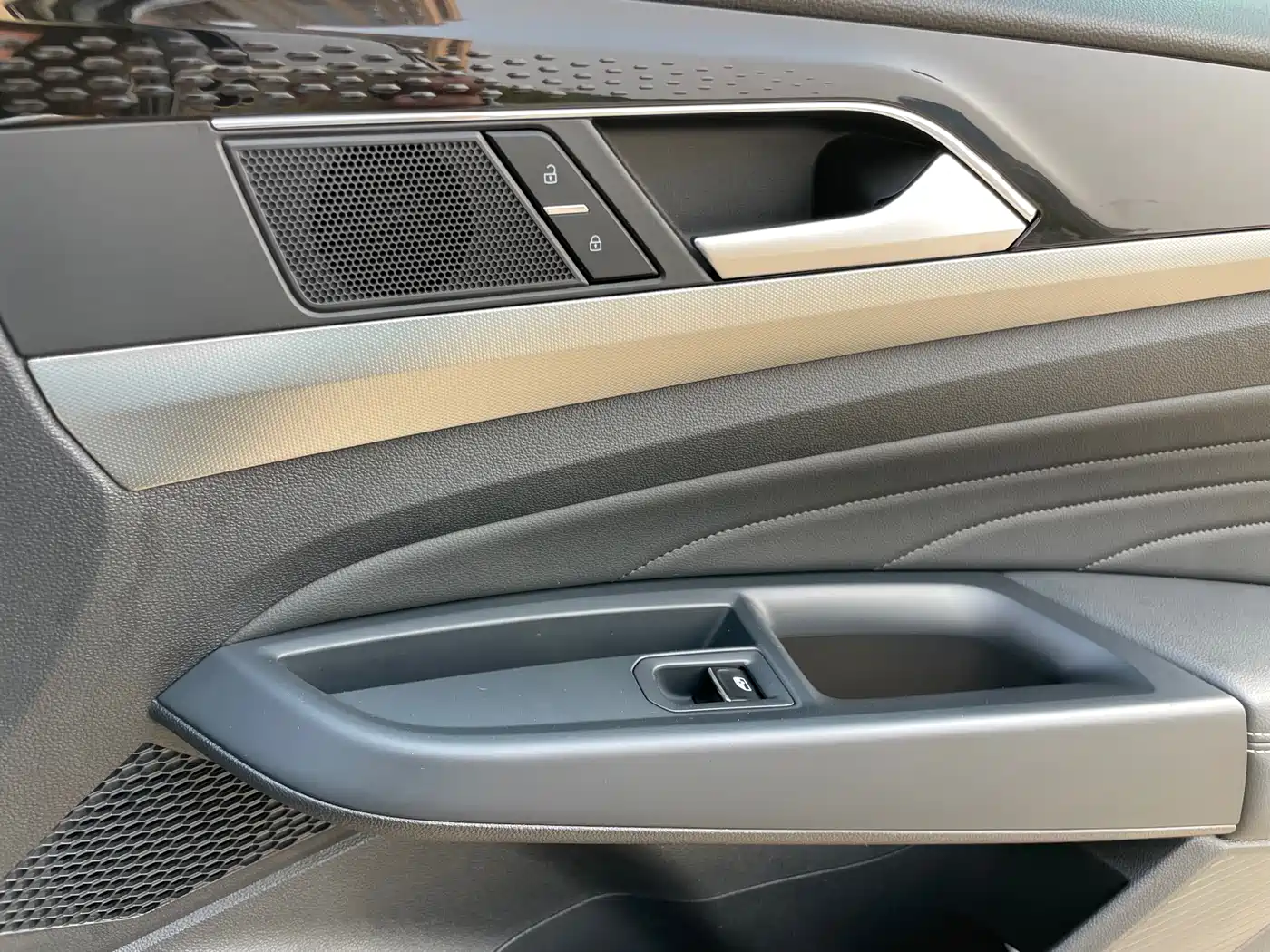 Volkswagen Passat 2023 280TSI Elite Edition фото 15