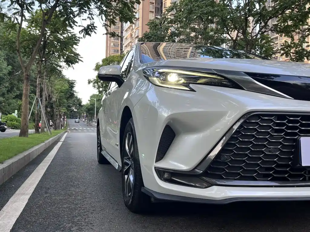 Фото 2 - Toyota Granvia