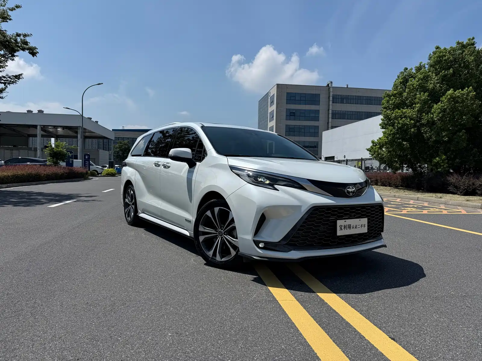 Фото 1 - Toyota Granvia