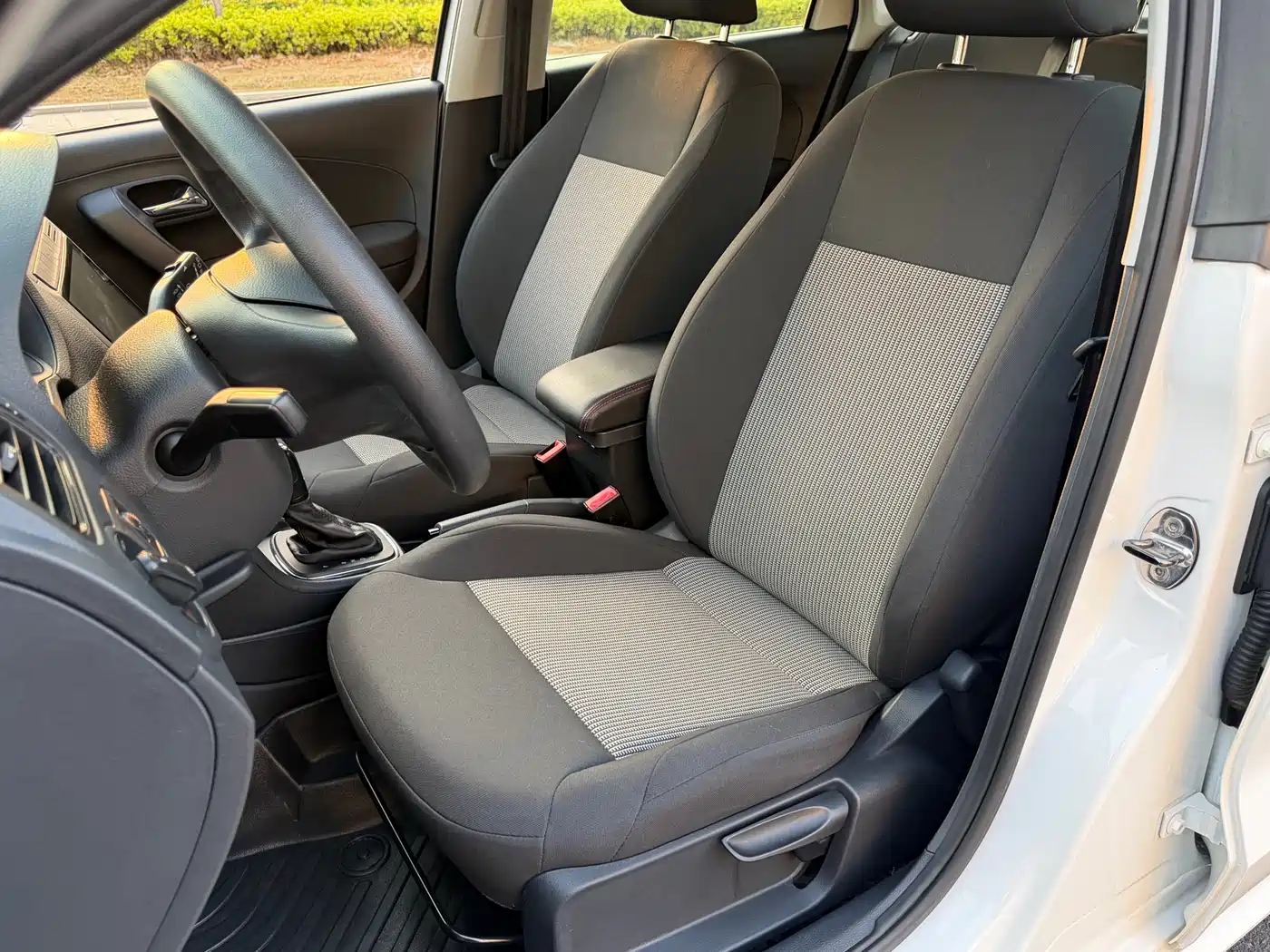 Volkswagen Polo 2016 1.4L Automatic Trend фото 7