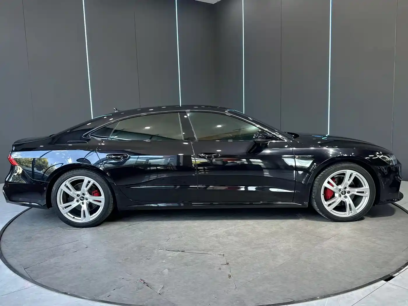 Фото 5 - Audi A7L