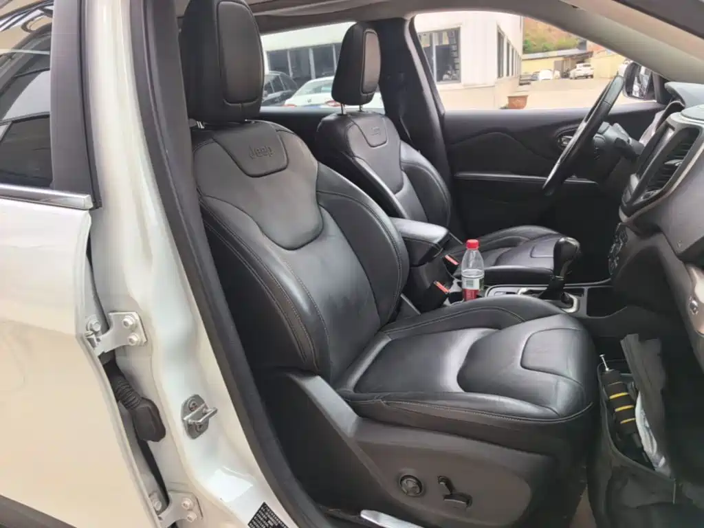 Photo 25 - Jeep Cherokee