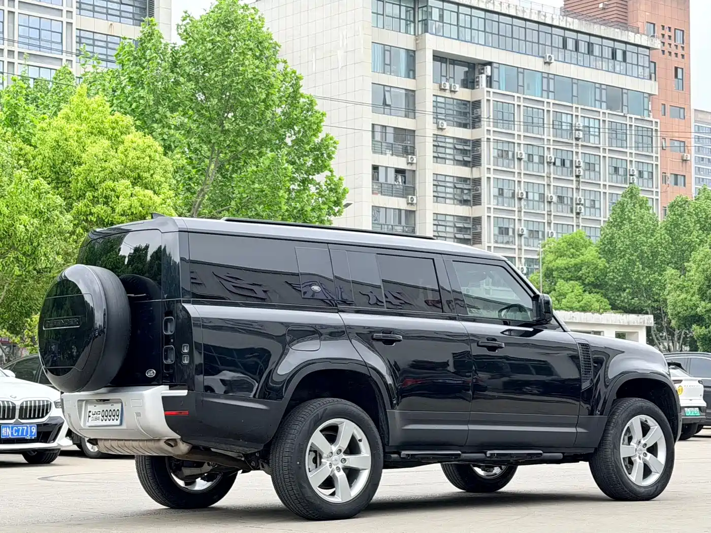 Land Rover Defender 2023 Model Year 130 3.0T P400 HSE фото 6