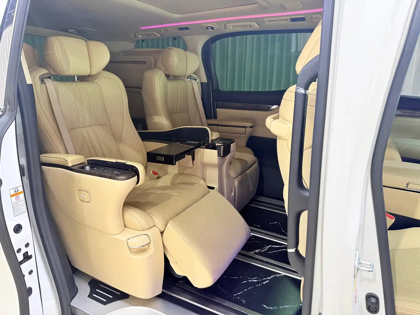 Toyota Vellfire 2019 Hybrid 2.5L HV Premium Edition фото 12