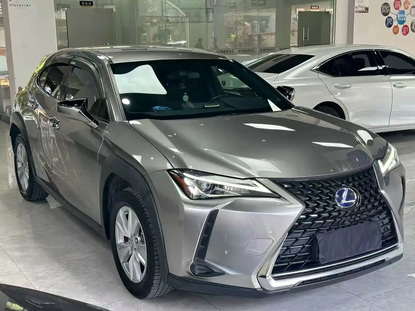 Lexus UX 2020 260h Explore Cool Edition фото 3
