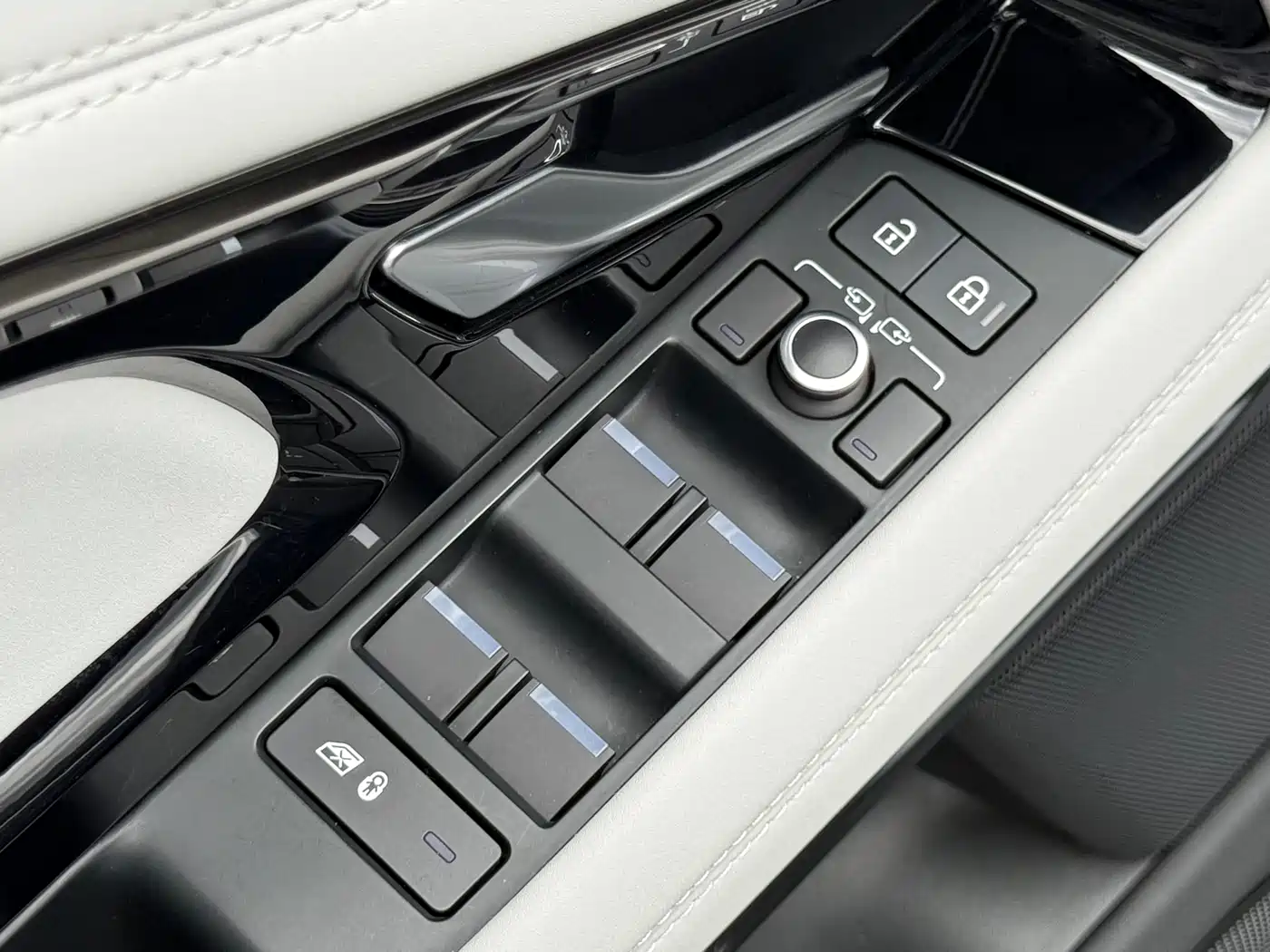 Land Rover Range Rover Evoque 2024 Range Rover Evoque L 249PS Light Master Edition фото 14