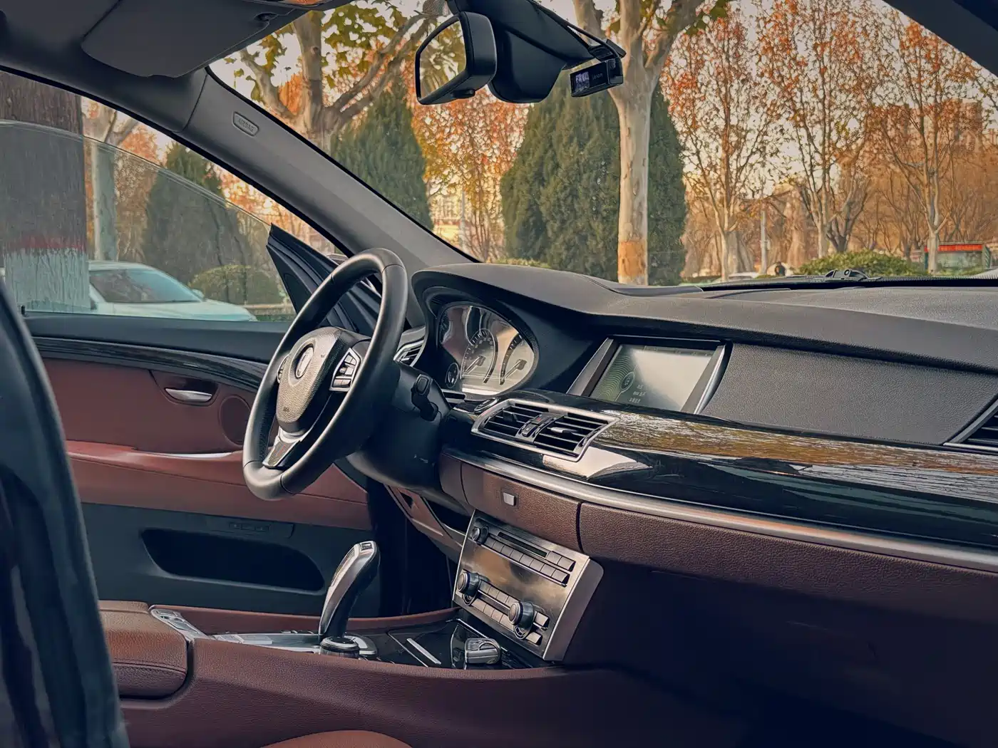 BMW 5 Series GT 2011 535i xDrive Luxury Model фото 16