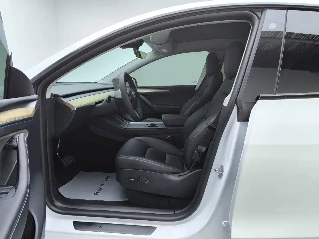 Photo 8 - Tesla Model Y