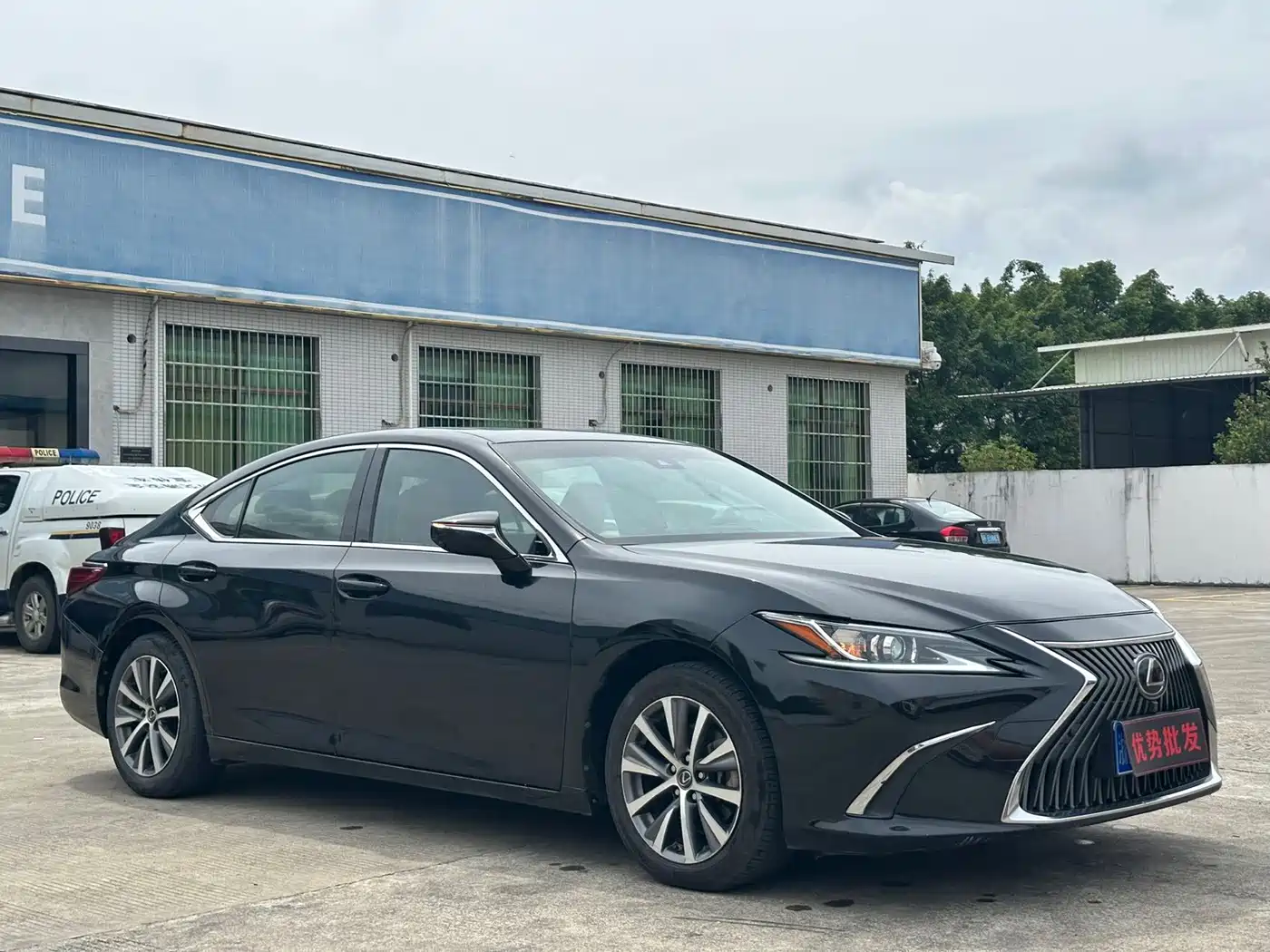 Фото 1 - Lexus ES