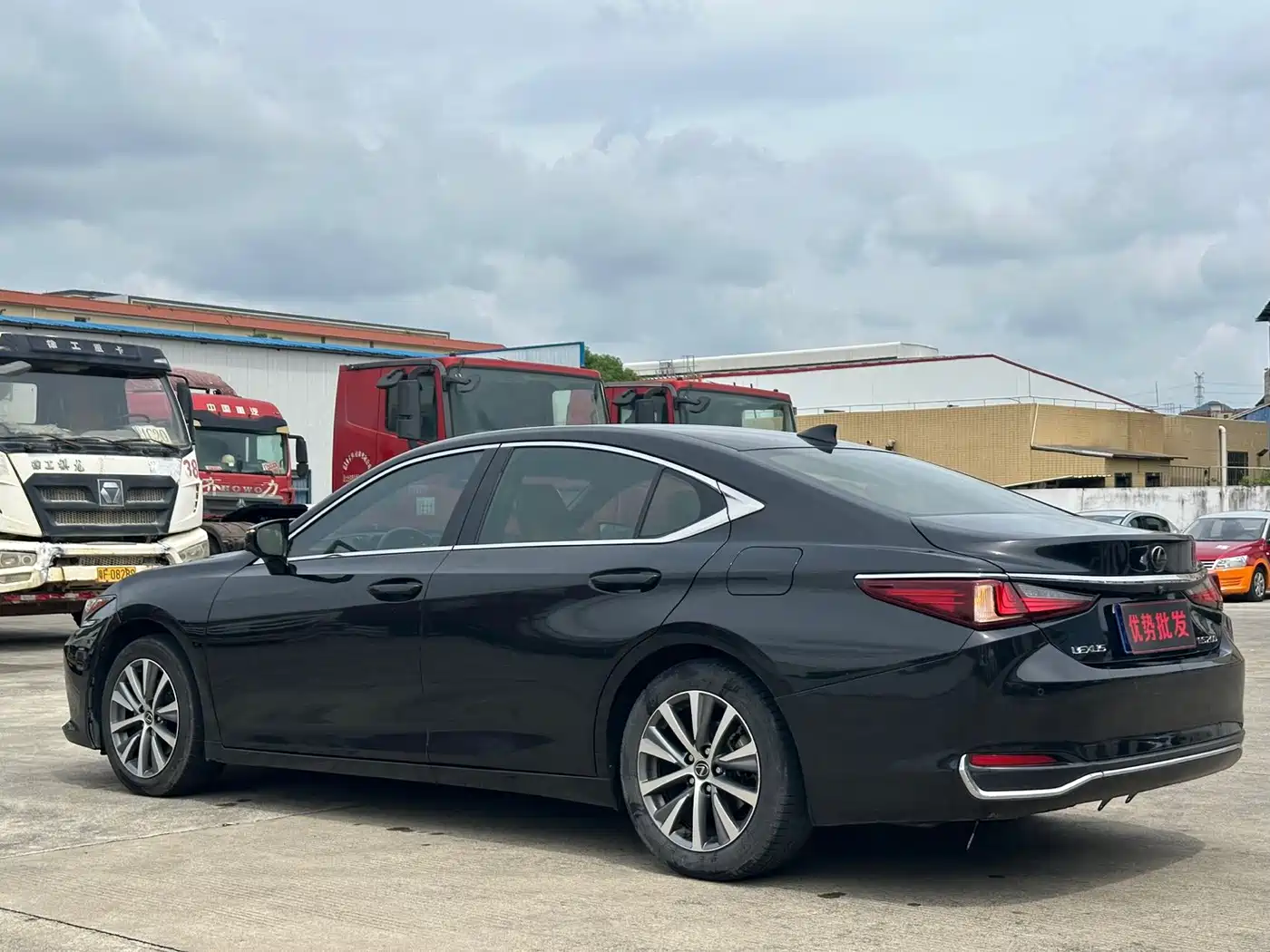 Фото 7 - Lexus ES
