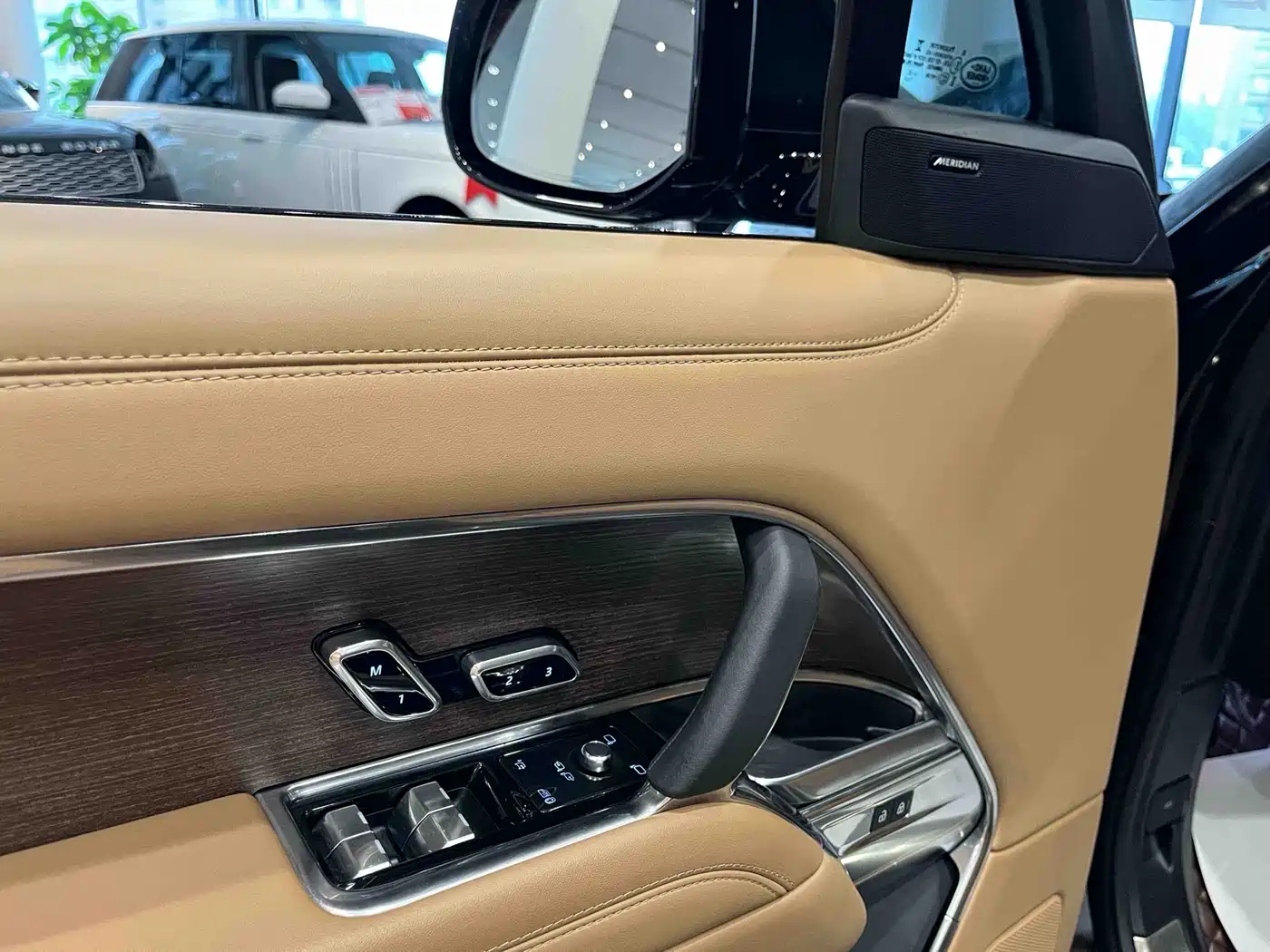 Land Rover Range Rover 2023 3.0 L6 360PS Golden Age Edition фото 6