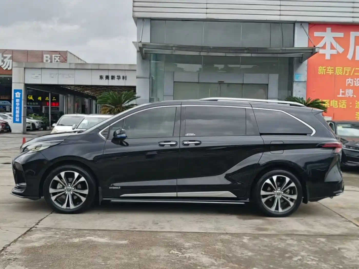 Toyota Granvia 2023 2.5L Hybrid VIP Edition фото 4