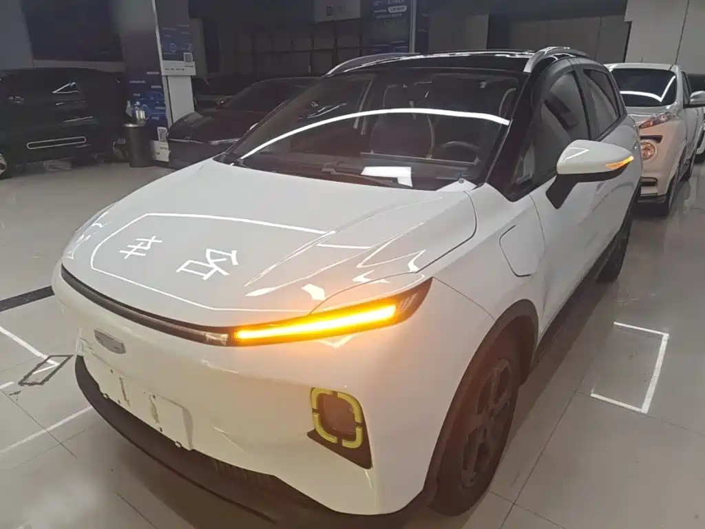 Фото 2 - Geely Geometry E Firefly