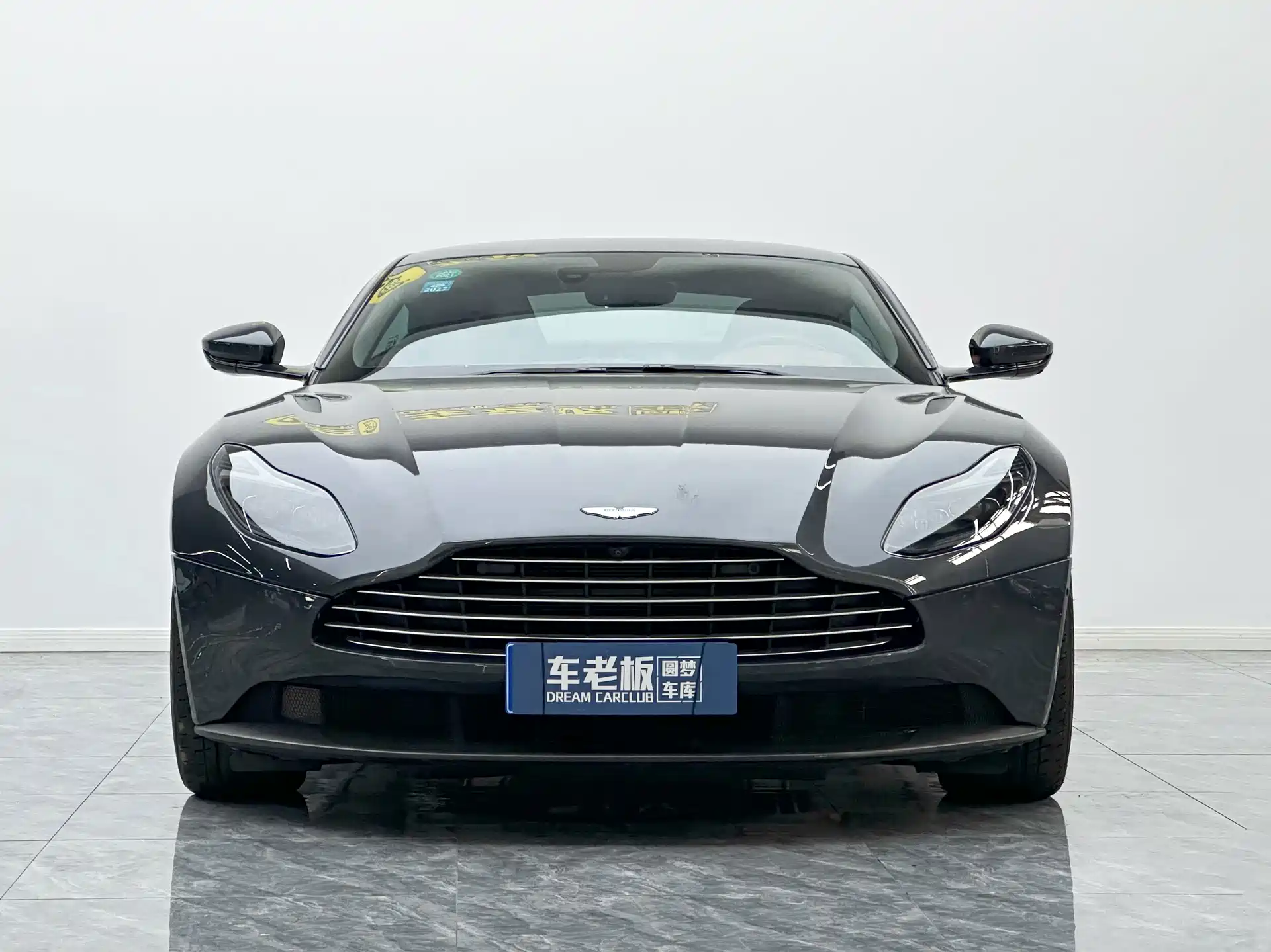 Фото 2 - Aston Martin DB11