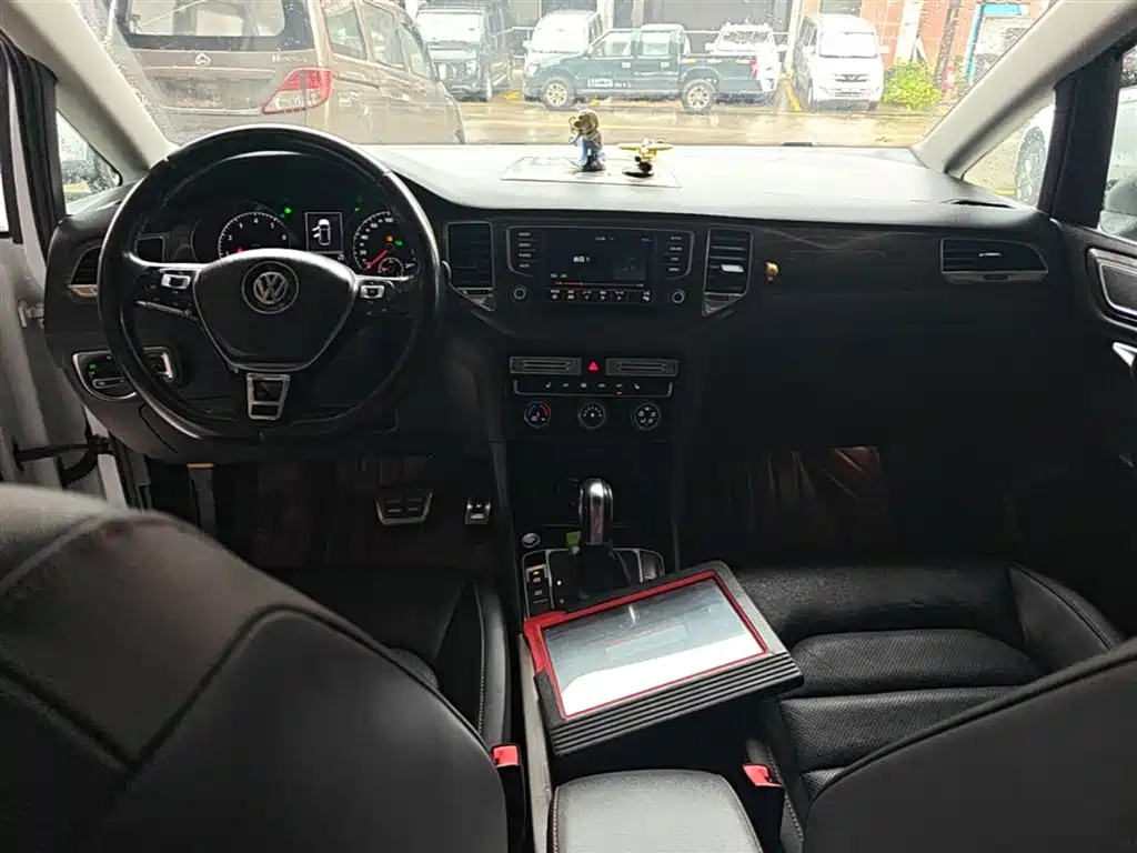 Volkswagen Golf Sportsvan 2016 230TSI Automatic Luxury фото 10