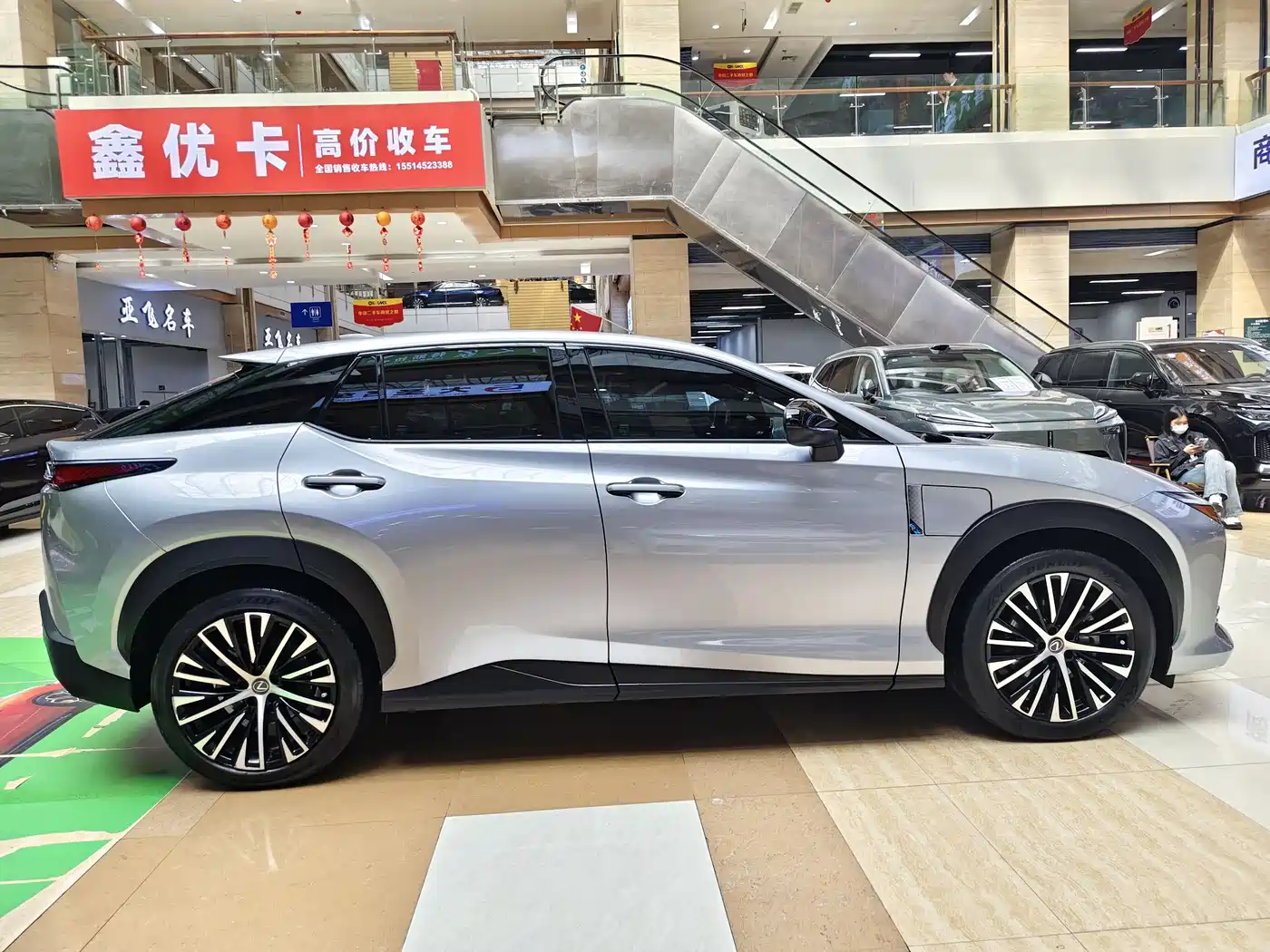 Lexus RZ 2023 450e 4WD Deluxe фото 5