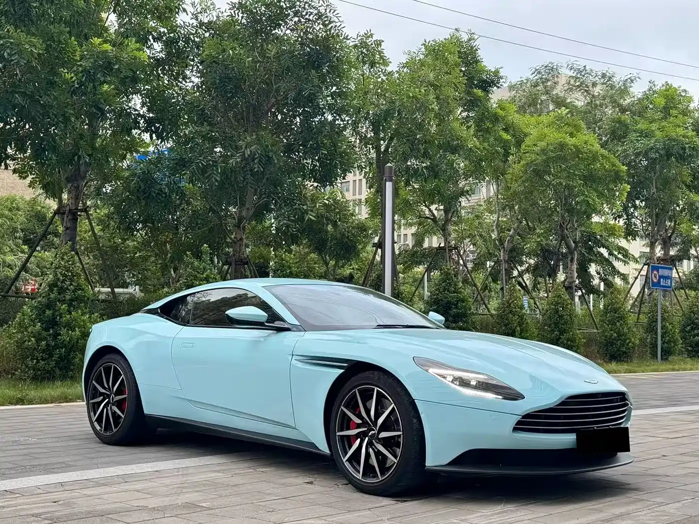 Aston Martin DB11 2016 5.2T Launch Edition фото 3