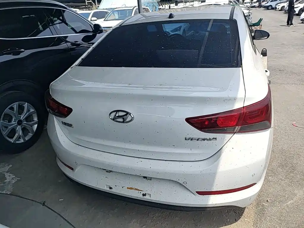 Hyundai Verna 2016 1.4L Manual Cool Edition GLS фото 6