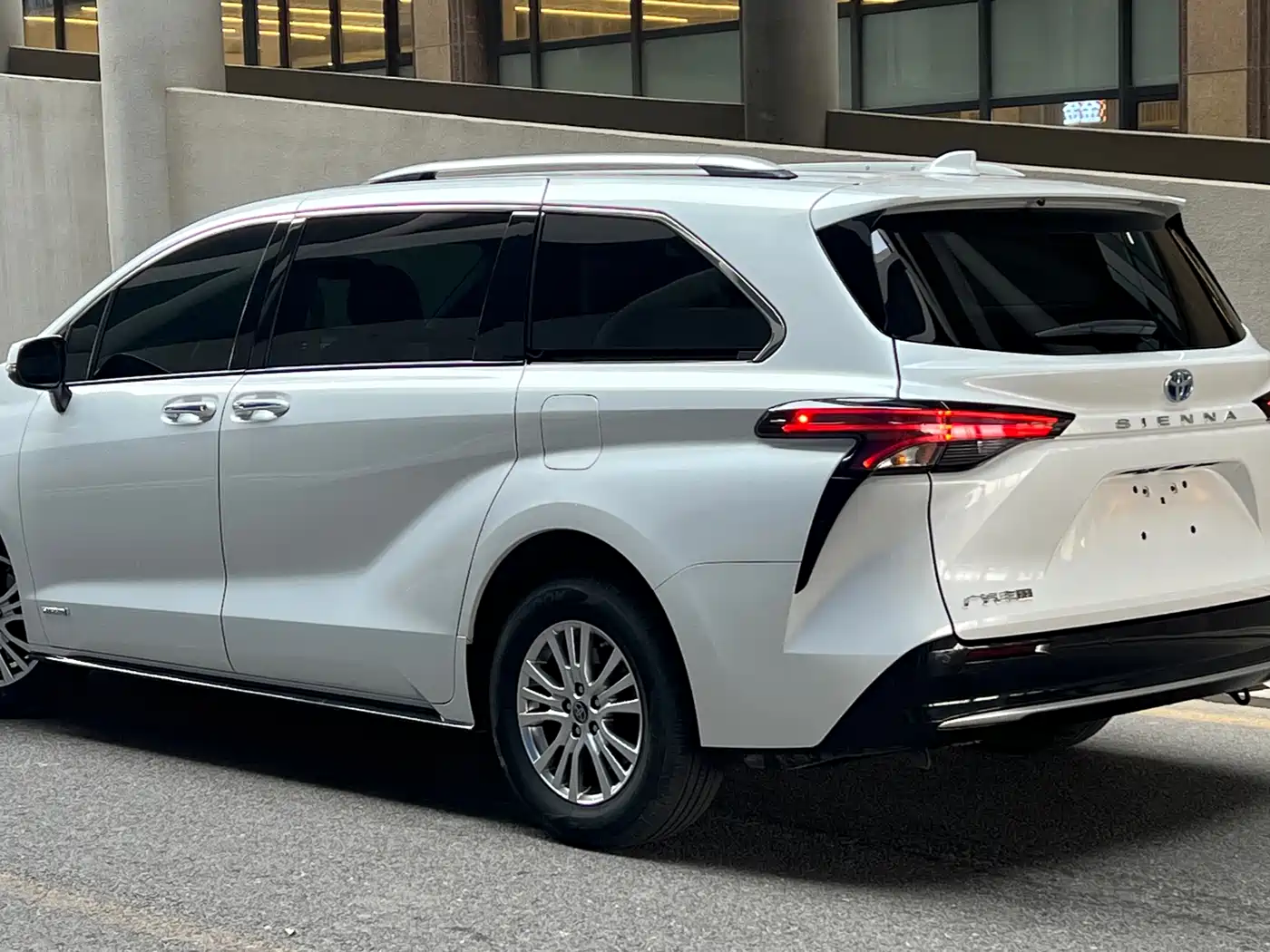 Toyota Sienna 2021 2.5L Hybrid Premium Edition фото 2