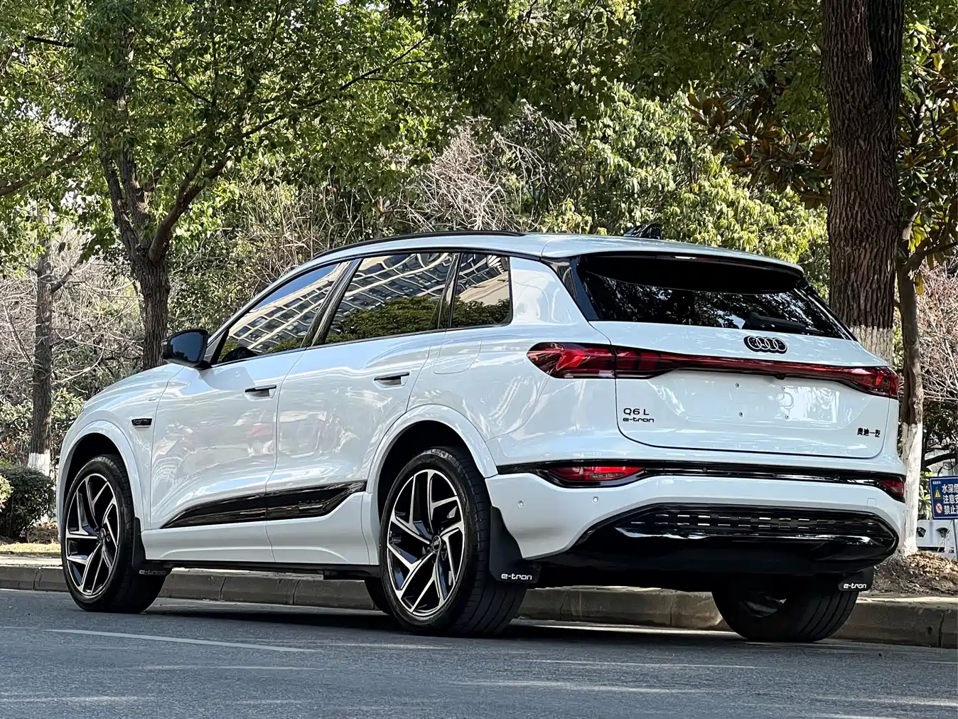 AUDI Q6L E TRON