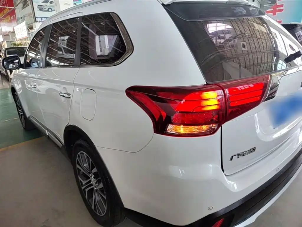 Mitsubishi Outlander 2016 2.4L 4WD Elite Edition 5-seater фото 5