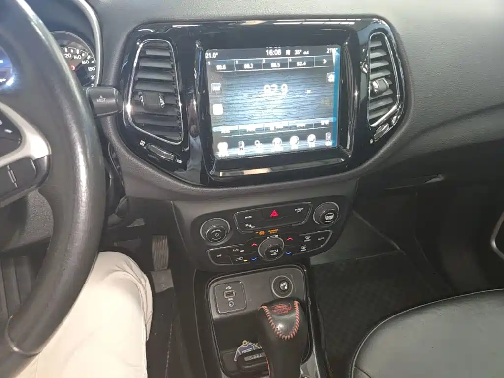 Фото 13 - Jeep Compass