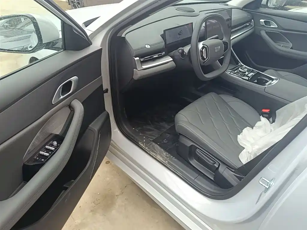 Geely Galaxy Galaxy A7 2025 EM-i 150km Premium Edition фото 16