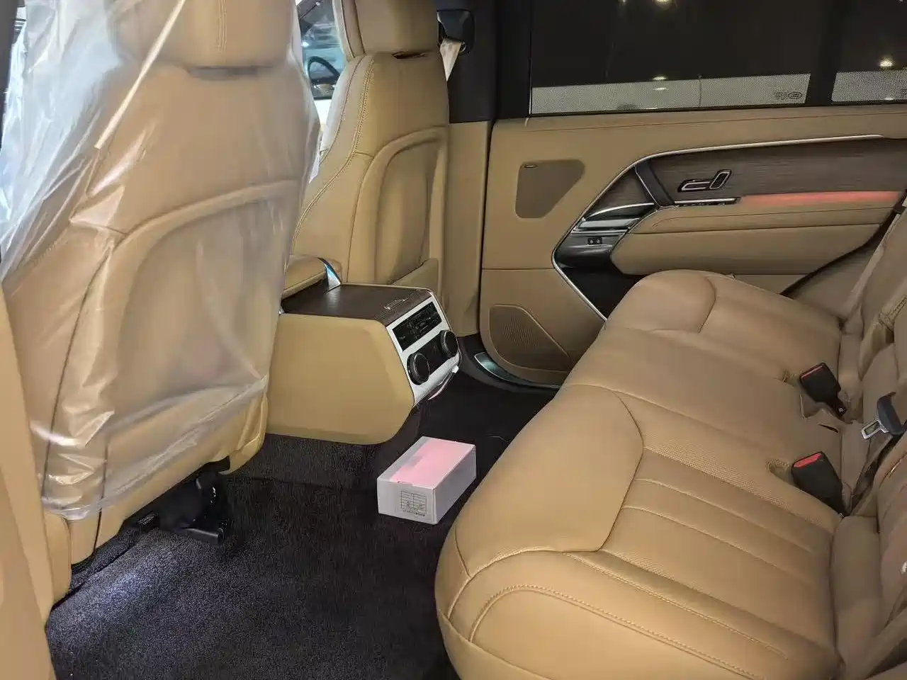 Land Rover Range Rover 2026 Model 3.0 L6 400PS SE Long Wheelbase Version фото 5