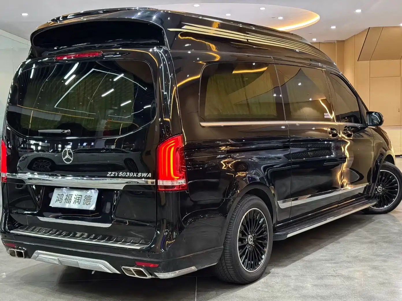 Mercedes-Benz V-Class 2017 Model V 260 L Premium Extended Edition фото 9