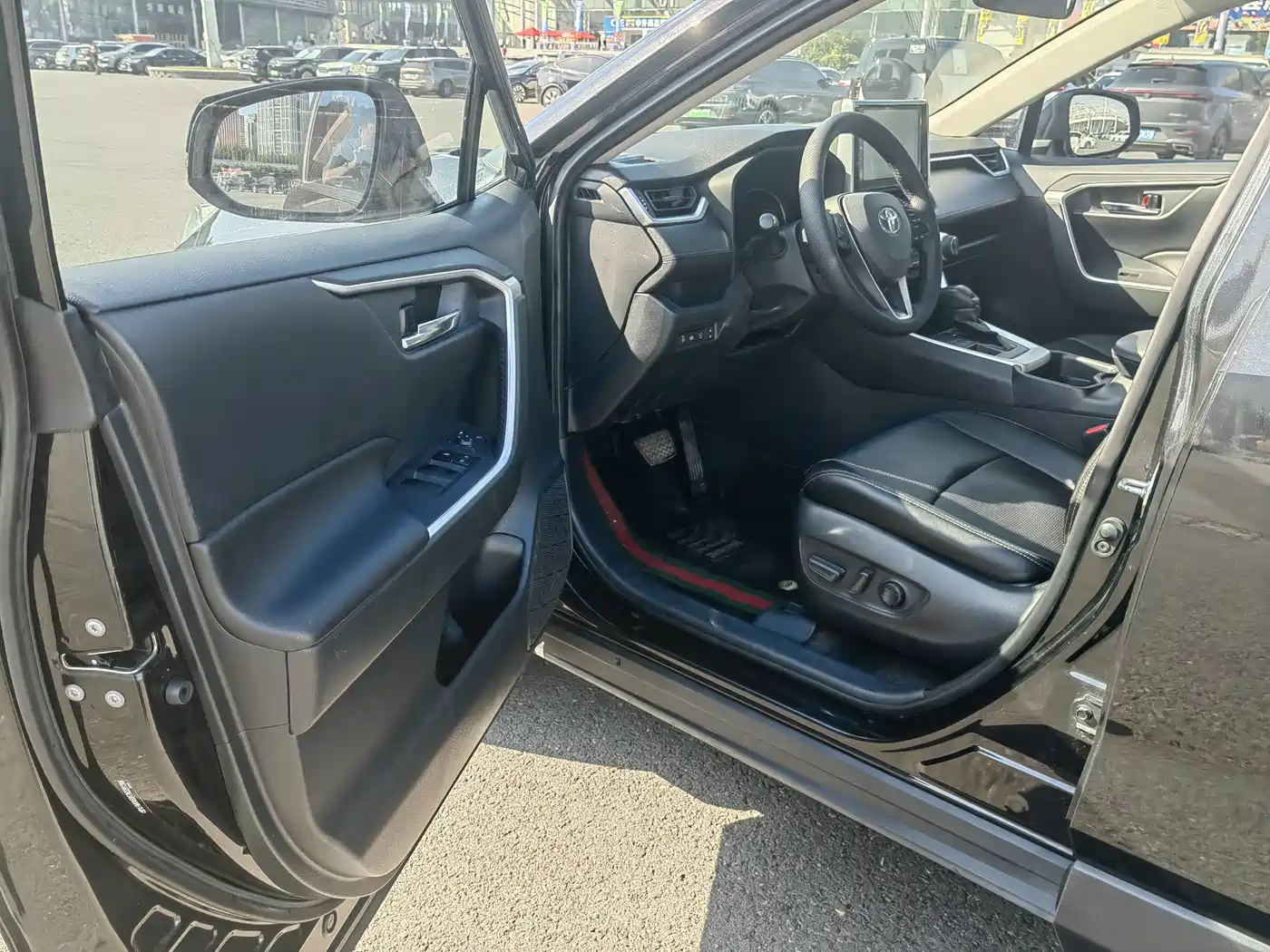 Фото 10 - Toyota RAV4